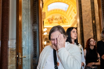 Una mujer llora durante el velatorio.