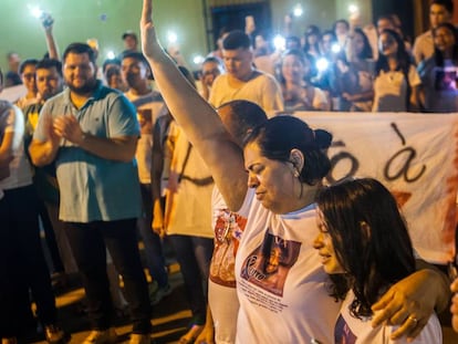 Málaque Mauad Soberay, de braço erguido, durante manifestação pela paz ocorrida em 5 de outubro, em Altamira, no Pará