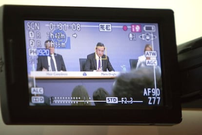 Draghi, visto a trav&eacute;s del visor de un c&aacute;mara de televisi&oacute;n. 