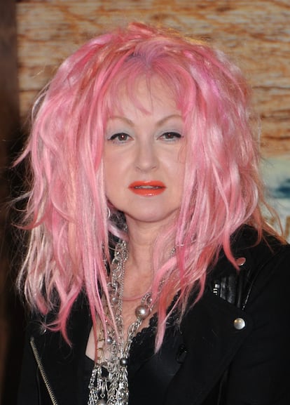 Cyndi Lauper no es de esas cantantes que viven de las rentas. El pasado mes de marzo presentó en Tenessee su nuevo álbum 'Detours'. Su 'outfit' reunió lo mejor de su estilo: cabello rosa, cadenas y 'total look black'.