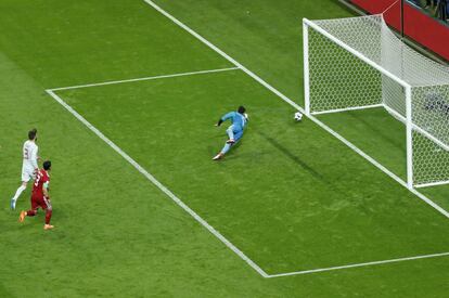 El portero iraní Ali Beiranvand no para el gol lanzado de rebote de Diego Costa.