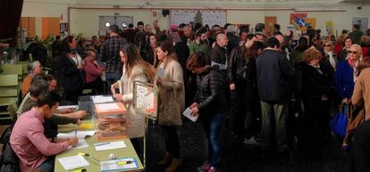 Votación en una mesa en un colegio en las elecciones legislastivas del 20-D en Madrid.