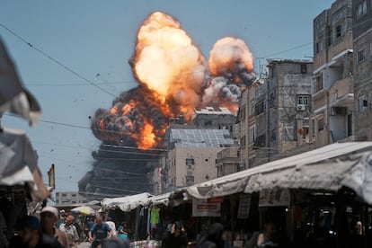 Una columna de humo se levanta tras una explosión en un ataque israelí contra Ciudad de Gaza, este domingo.