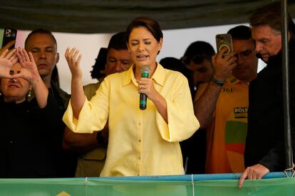 Elecciones en Brasil: La primera dama de Brasil, Michelle Bolsonaro, lidera un rezo durante el mítin inaugural de la campaña de su esposo
