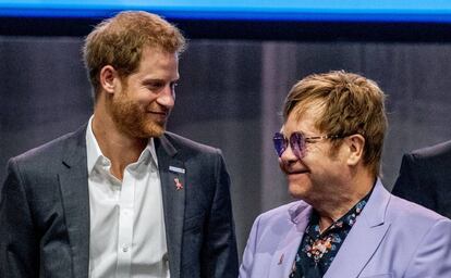 El cantante Elton John y el príncipe Enrique de Inglaterra en la conferencia contra el Sida celebrada en La Haya.