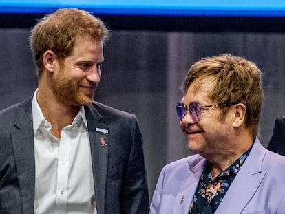 El cantante Elton John y el príncipe Enrique de Inglaterra en la conferencia contra el Sida celebrada en La Haya.