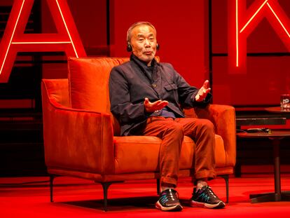 El escritor japonés Haruki Murakami, distinguido con el galardón de las Letras del Premio Princesa de Asturias, durante la reunión con clubes de lectores de Gijón en el Teatro Jovellanos.