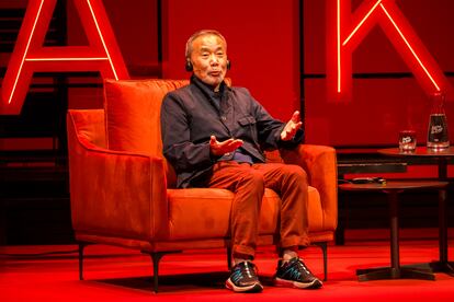 El escritor japonés Haruki Murakami, distinguido con el galardón de las Letras del Premio Princesa de Asturias, durante la reunión con clubes de lectores de Gijón en el Teatro Jovellanos.