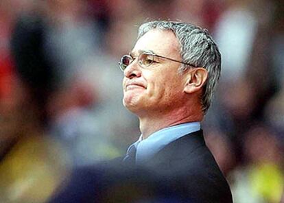 Claudio Ranieri, en un gesto de concentración, el curso pasado dirigiendo al Chelsea ante el Aston Villa.