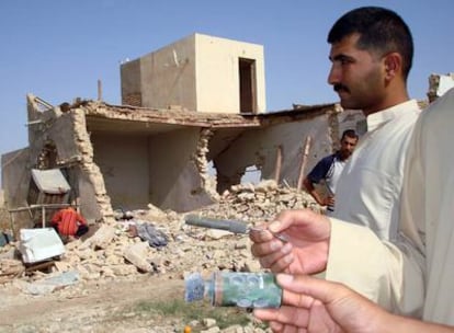 Dos hombres muestran restos de granadas de mano
