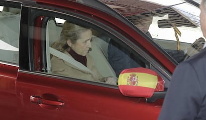 La infanta Elena, en su coche con el retrovisor de la bandera de España.