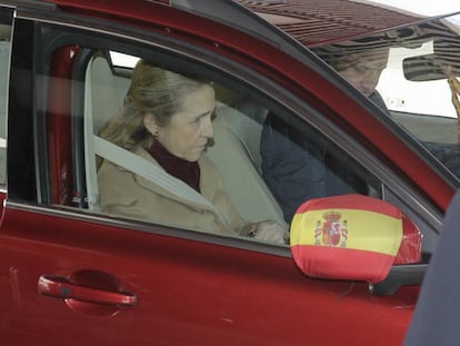 La infanta Elena, en su coche con el retrovisor de la bandera de España.