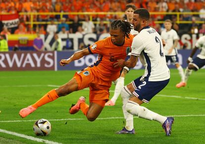 Nathan Aké pugna por el balón con Kyle Walker.