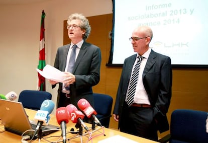 Tomás Arrieta, a la izquierda, durante la presentación del informe del Consejo de Relaciones Laborales.