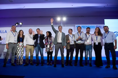 Juan Manuel Moreno, en el centro, rodeado de dirigentes andaluces en el XVI Congreso Provincial del Partido Popular en Sevilla.