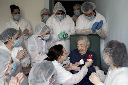 Imagen ganadora del premio Ortega y Gasset a Mejor Fotografía, que muestra a las trabajadoras de la residencia San Carlos de Celanova (Ourense) celebrando el cumpleaños de Elena Pérez, de 98 años, el pasado 2020.