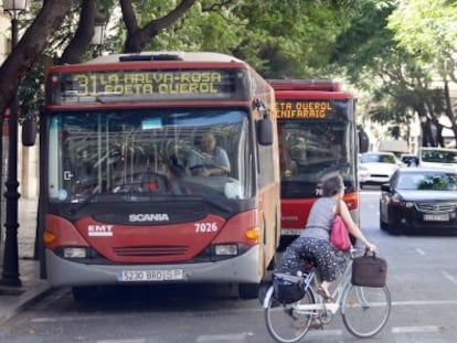 Autobuses de la EMT, este jueves, en una calle del centro de Valencia.
