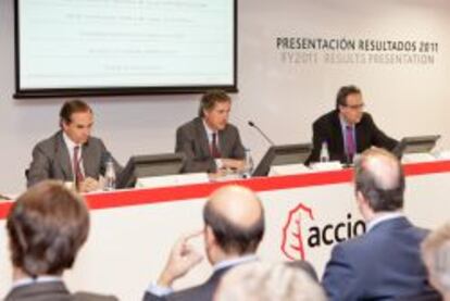 Juan Gallardo, primero por la derecha, junto al presidente de Acciona, José Manuel Entrecanales, y el director general de Desarrollo Corporativo, Juan Muro.