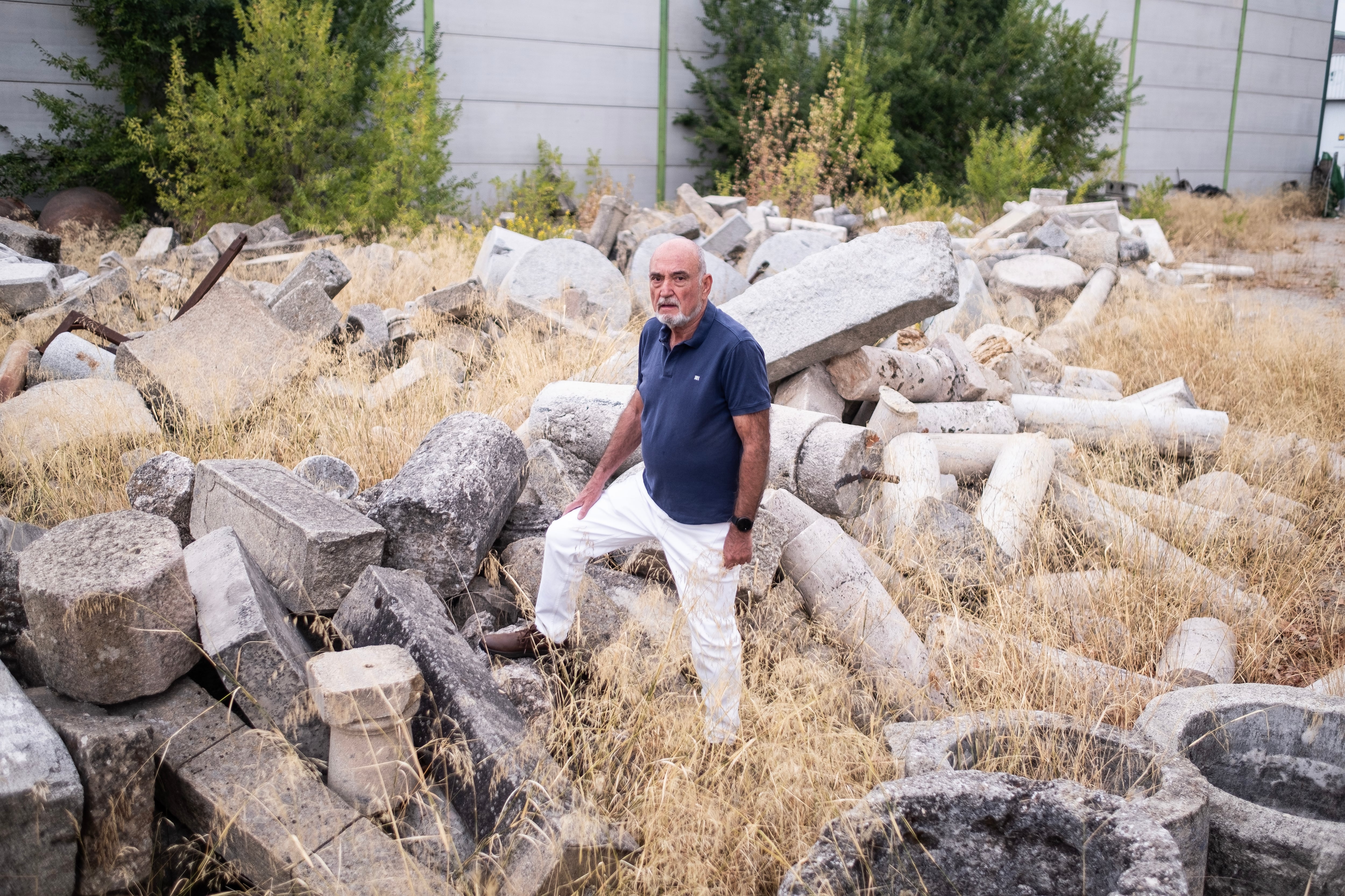 José Luis Adell Fernández, actual alcalde de Navalcarnero, en el solar del ayuntamiento donde se acumulan las piedras de granito compradas por el anterior regidor por millones de euros.