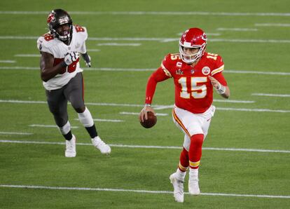 Patrick Mahomes, corre con la pelota durante el encuentro. El quarterback de los Chiefs, de 25 años, llevó el año pasado al equipo a la victoria ante los 49ers. 