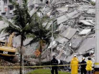 Integrantes de equipos de rescate remueven escombros en el edificio Space luego que la Torre 6 de este edificio se colapsara el pasado 12 de octubre Medellín (Colombia). EFE/Archivo