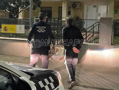 Foto facilitada por la Policía Local de Murcia de la detención del supuesto autor de las puñaladas mortales de anoche.