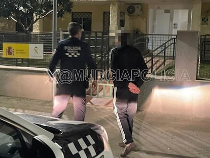 Foto facilitada por la Policía Local de Murcia de la detención del supuesto autor de las puñaladas mortales de anoche.