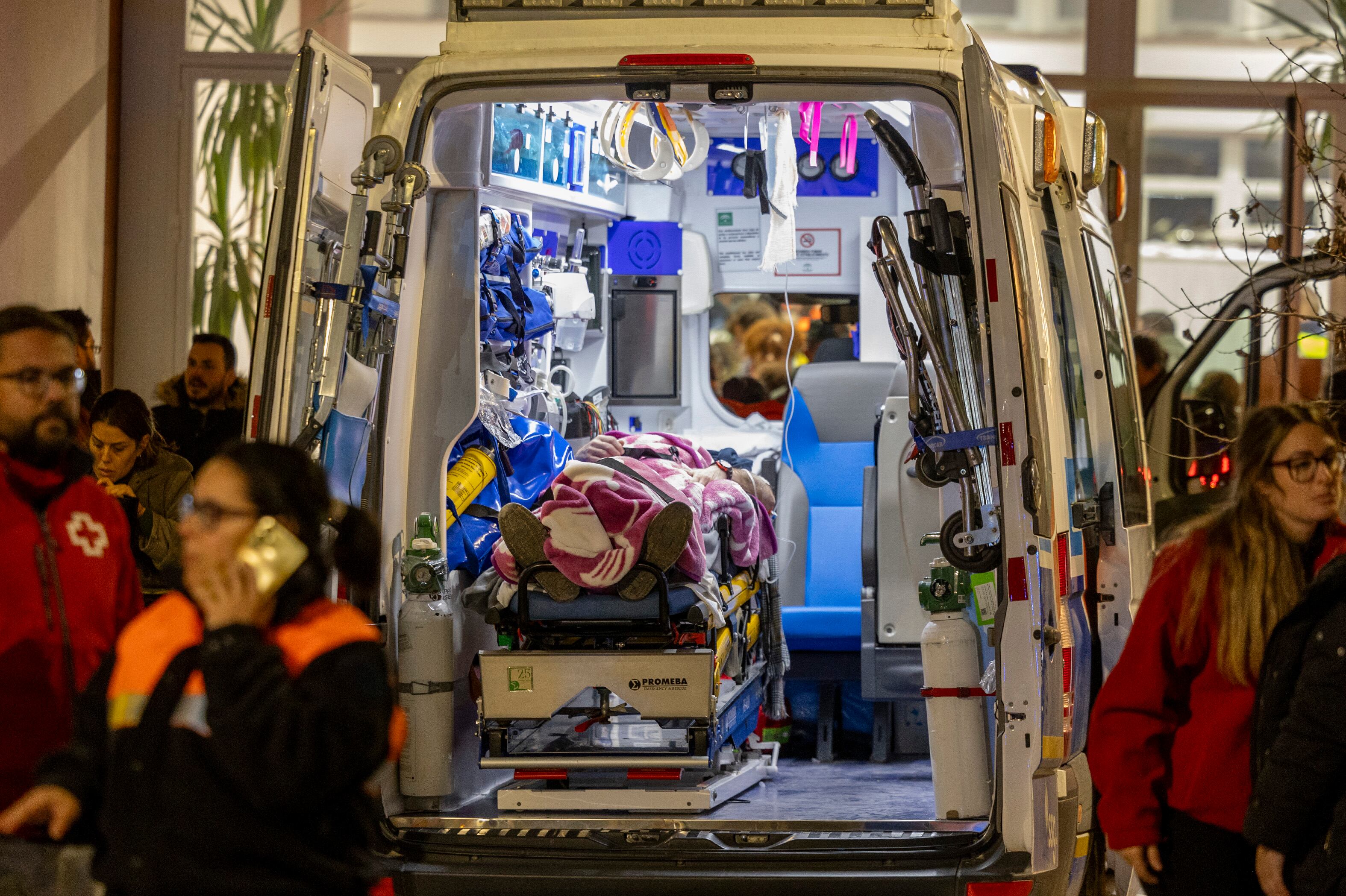 Un herido, en el interior de una ambulancia. 