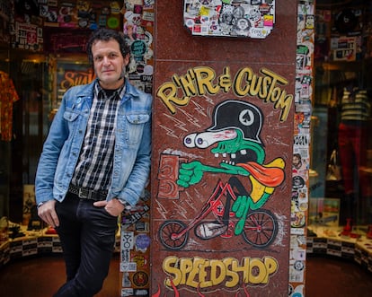 Iván Pérez si pone a Chopper Monster, il suo negozio Rocanrolera a Madrid, il 6 maggio 2025.