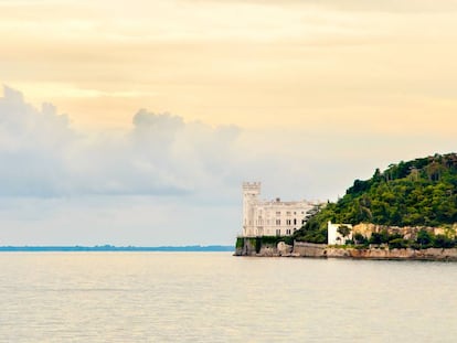 El castillo de Miramare, en la costa de Trieste (Italia).