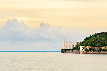 El castillo de Miramare, en la costa de Trieste (Italia).