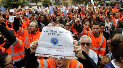 Unas 3.000 personas participan en una concentración hoy en la Plaza Alta de Algeciras (Cádiz).