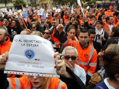 Unas 3.000 personas participan en una concentraci&oacute;n hoy en la Plaza Alta de Algeciras (C&aacute;diz).