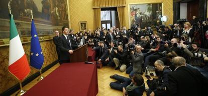 Matteo Renzi habla con los periodistas en el Parlamento italiano, este mi&eacute;rcoles en Roma. 