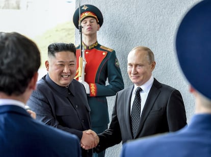 El líder de Corea del Norte, Kim Jong-un, estrecha la mano del presidente ruso, Vladimir Putin, durante un histórico encuentro entre ambos líderes, en Vladivostok (Rusia), el 25 de abril de 2019. Kim Jon-un viajó en tren hasta Rusia en un viaje en el que orientó esfuerzos para reavivar los "vínculos históricos" entre Rusia y Corea del Norte, dos meses después de la cumbre fallida del norcoreano con Trump que dejaré la cuestión nuclear en punto muerto con Washington.