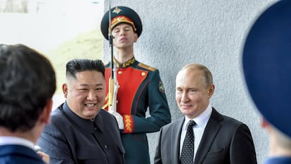 El líder de Corea del Norte, Kim Jong-un, estrecha la mano del presidente ruso, Vladimir Putin, durante un histórico encuentro entre ambos líderes, en Vladivostok (Rusia), el 25 de abril de 2019. Kim Jon-un viajó en tren hasta Rusia en un viaje en el que orientó esfuerzos para reavivar los "vínculos históricos" entre Rusia y Corea del Norte, dos meses después de la cumbre fallida del norcoreano con Trump que dejaré la cuestión nuclear en punto muerto con Washington.