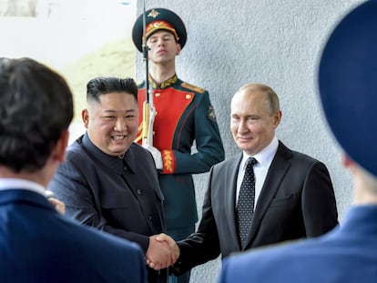 El líder de Corea del Norte, Kim Jong-un, estrecha la mano del presidente ruso, Vladimir Putin, durante un histórico encuentro entre ambos líderes, en Vladivostok (Rusia), el 25 de abril de 2019. Kim Jon-un viajó en tren hasta Rusia en un viaje en el que orientó esfuerzos para reavivar los "vínculos históricos" entre Rusia y Corea del Norte, dos meses después de la cumbre fallida del norcoreano con Trump que dejaré la cuestión nuclear en punto muerto con Washington.