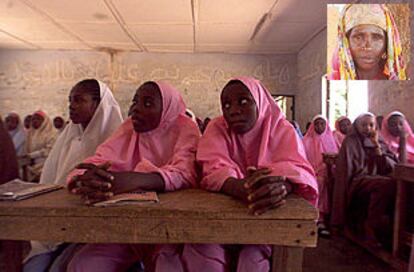 Estudiantes nigerianas en una escuela islámica en Gusau, en el norte de Nigeria. Arriba, Safiya Husseini Tudu.