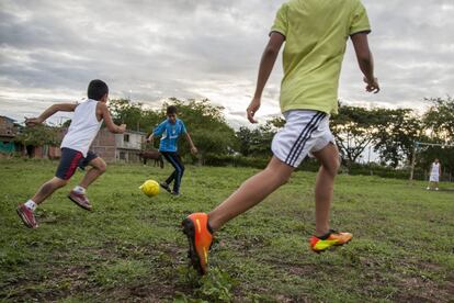Un grupo de niños juega al fútbol en los aledaños del centro de formación donde inculcan el deporte como una herramienta efectiva en la educación de los niños, pues a través de él se fomentan valores y habilidades.