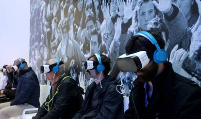 Los visitantes, con gafas de realidad virtual viendo una noticia en 360º.