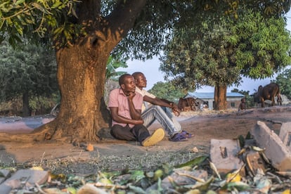 Los aldeanos intentaron quemar a Kumbukani Mvula y a su tío Green Mwanyongo (ambos en la imagen) bajo un árbol de mangos, pero llegó la policía y pudo salvarlos.