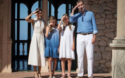 Los reyes Felipe y Letizia y sus hijas, Leonor y Sofía, en Son Marroig, el jueves.