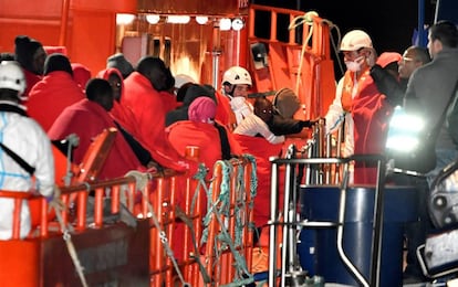 Llegada de los inmigrantes rescatados a su llegada al puerto de Almería. 