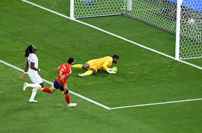 El español Mikel Merino, anota para España el segundo tanto ante Francia.