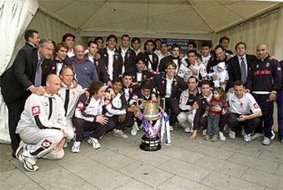 Los jugadores y técnicos zaragocistas, ayer, en las puertas de La Romareda. Villa, está detrás y a la izquierda de Dani, que sujeta la Copa del Rey.