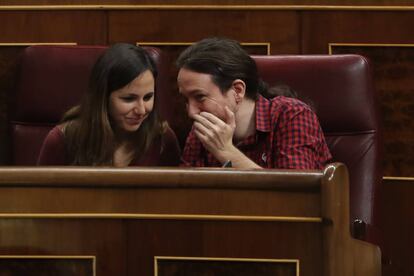 Pablo Iglesias parla amb Ione Belarra al Congrés.