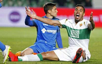 Jonathas junto a Vel&aacute;zquez, del Getafe, en un partido de Liga.