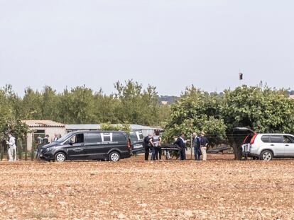 Miembros de la funeraria reecogen el cadáver de Alfonso Lamas, el hombre abatido por la policía tras tirotear a dos personas.