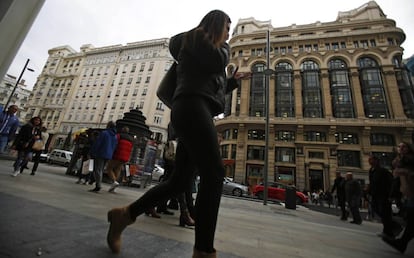 Al la izquierda, el hotel Tryp Gran Vía; a la derecha, el edificio Matesanz, obra de Antonio Palacios.