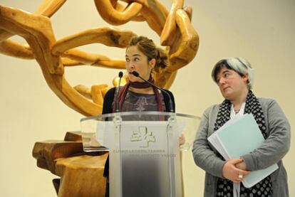 Maria Eugenia Agirrezabalaga, a la izquierda, y Nerea Antia, ayer en su rueda de prensa en el Parlamento vasco.